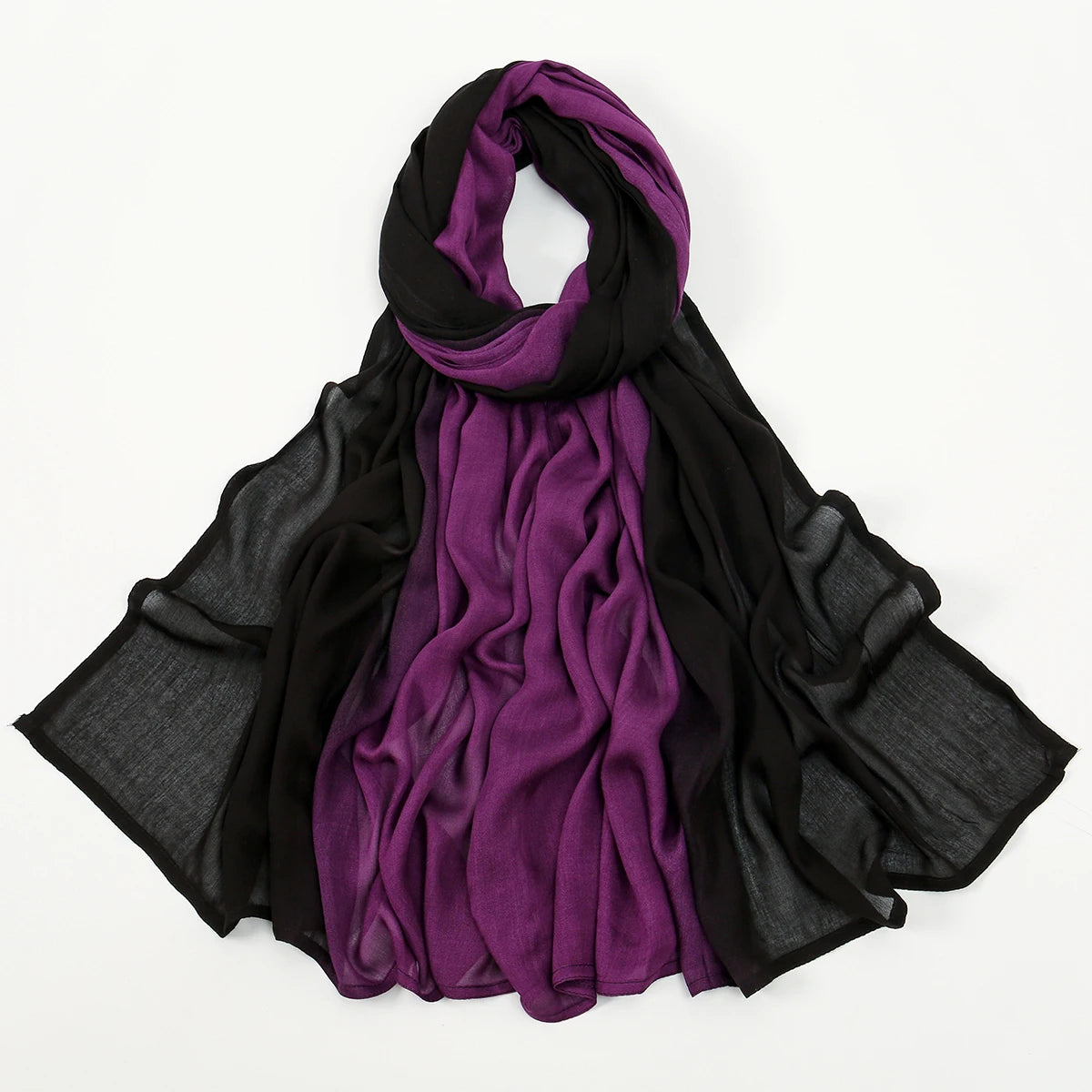 Foulard hijab drapé avec un dégradé élégant de violet, noir et prune foncé.