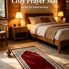 Un tapis de prière confortable avec calligraphie islamique traditionnelle, posé sur un lit en bois dans une pièce faiblement 