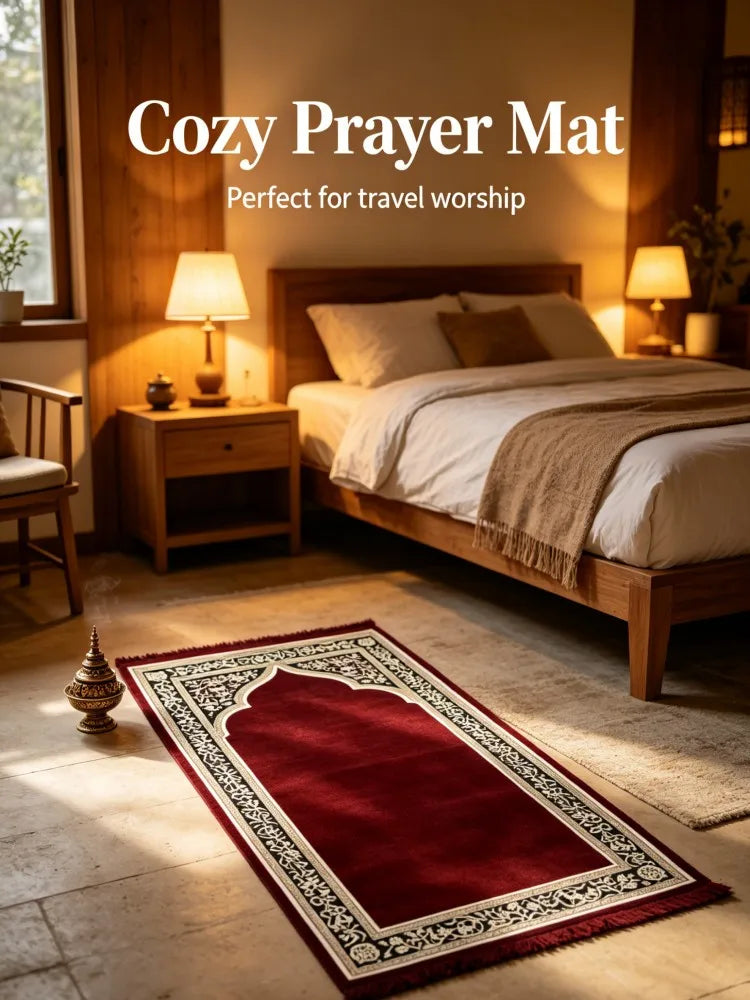 Un tapis de prière confortable avec calligraphie islamique traditionnelle, posé sur un lit en bois dans une pièce faiblement 