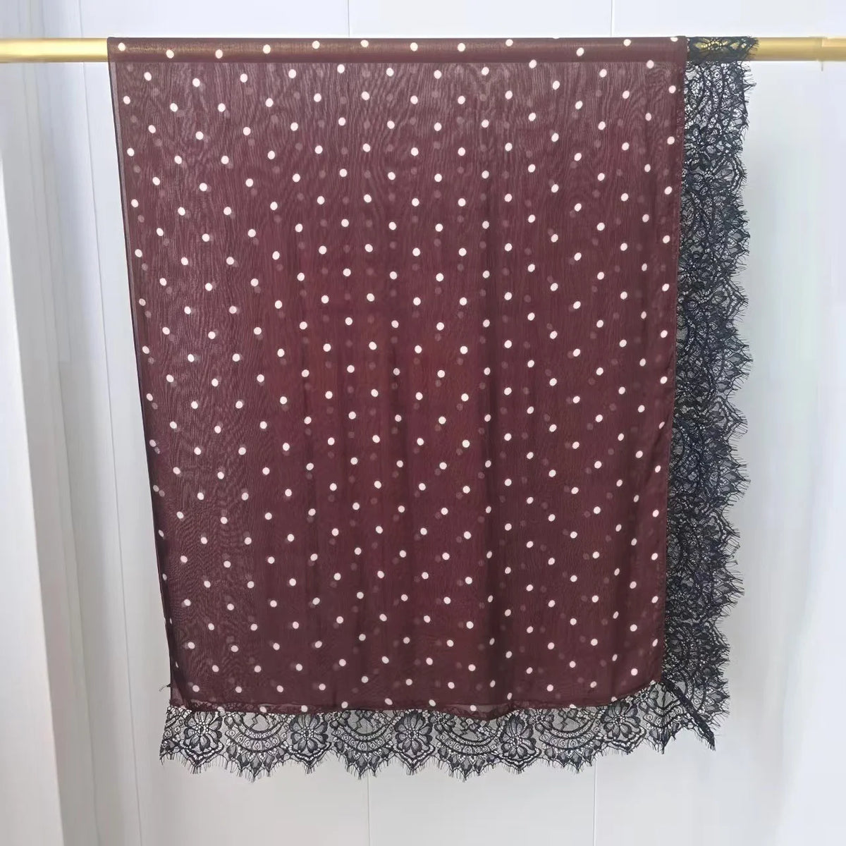 Hijab color maroon con estampado de lunares blancos y borde de encaje negro.
