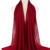 Ein tiefrotes, durchgehendes Chiffon-Hijab-Schal auf einem Mannequin.