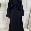 Elegante schwarze Maxi-Abaya für Frauen mit langen Ärmeln und dekorativem Zierrand.