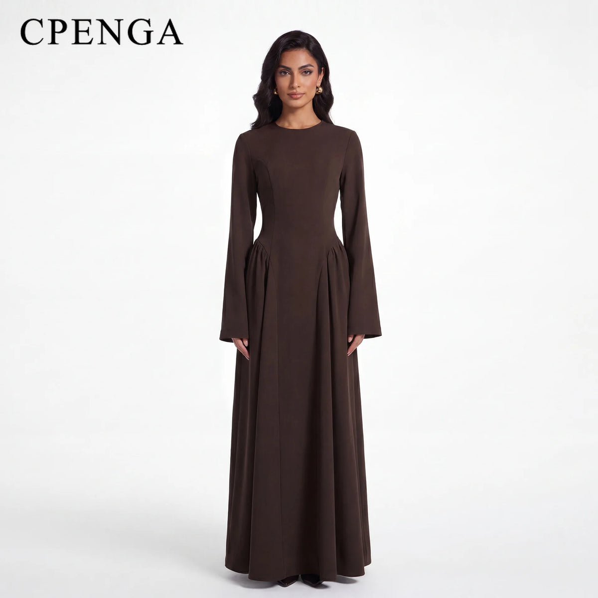 Abaya elegante marrón oscuro de largo para mujer musulmana, con mangas largas y silueta modesta.