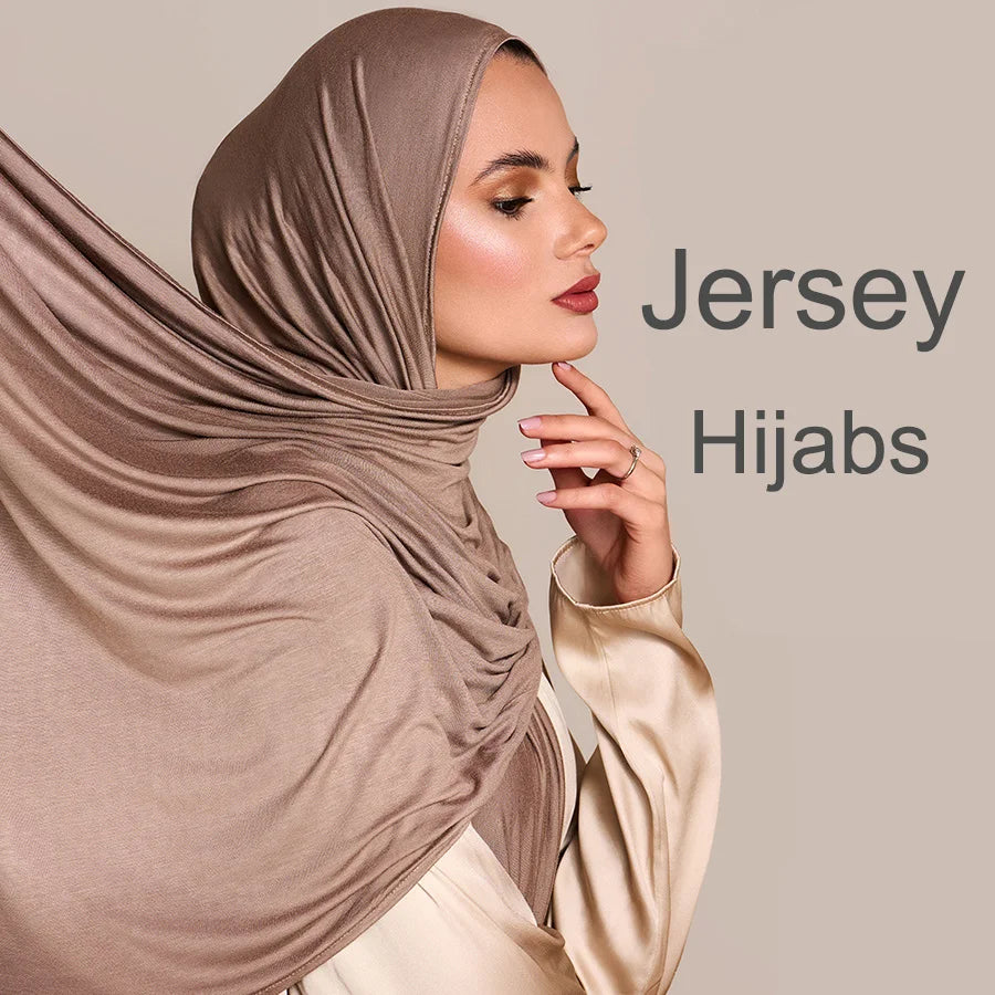 Una mujer vistiendo un pañuelo hijab de jersey beige con una blusa color crema.