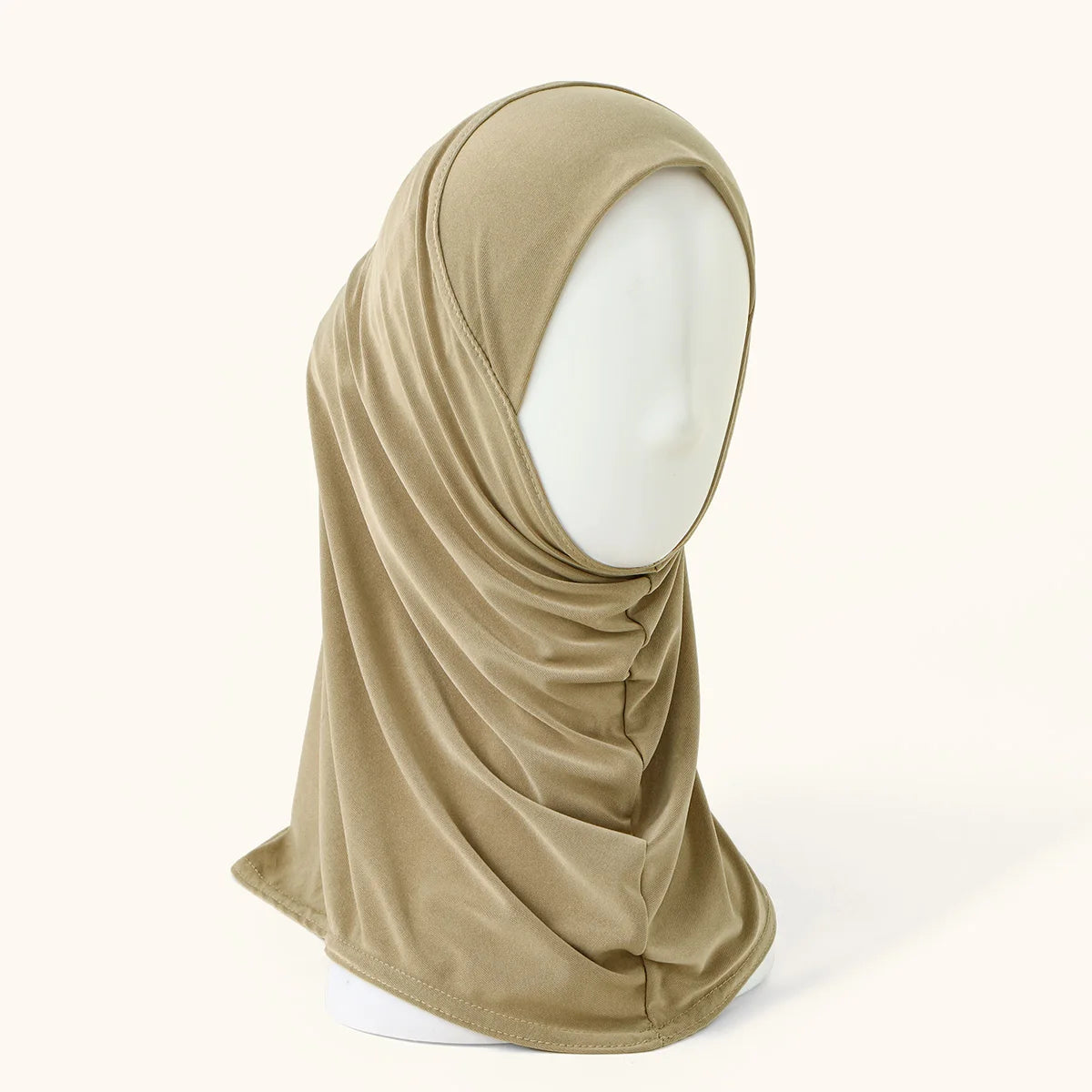 Beige Softex-Hijab-Turban aus Instant-Baumwolle und Modal auf einem Mannequin.
