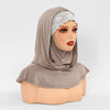 Un modèle porte un bonnet hijab double couche beige avec bordure en dentelle blanche.