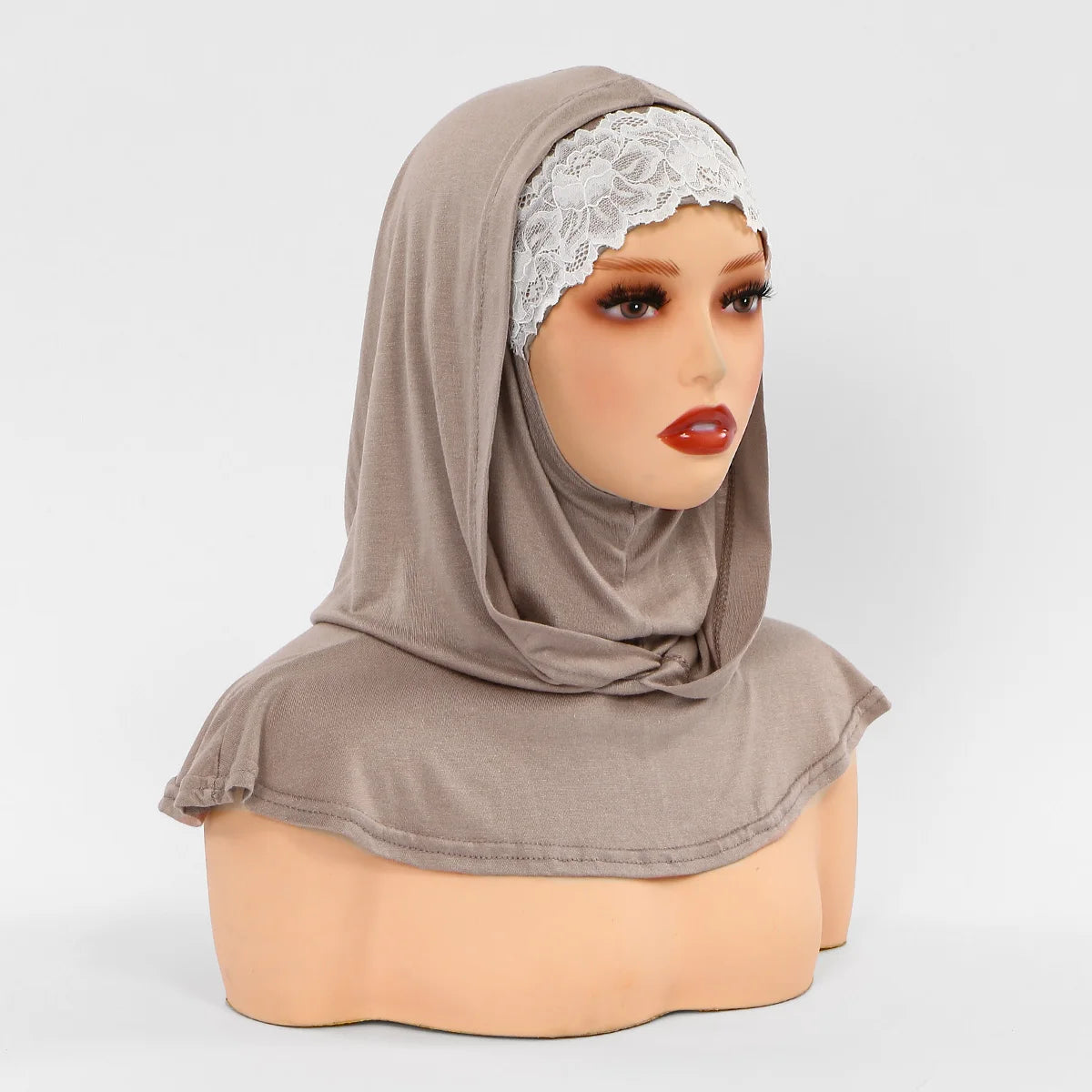 Un modèle porte un bonnet hijab double couche beige avec bordure en dentelle blanche.