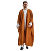 Ein Mann trägt einen orange-braunen Jubba-Kaftan über einem weißen Hemd.