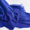 Écharpe hijab en coton viscose bleu profond avec pompon sur fond blanc.