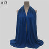 Tiefblaue Modal-Jersey-Hijab-Schal, drapiert um den Hals eines Mannequins.