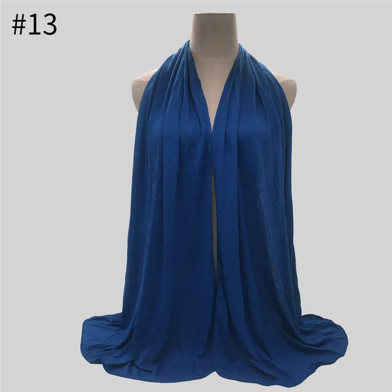 Tiefblaue Modal-Jersey-Hijab-Schal, drapiert um den Hals eines Mannequins.
