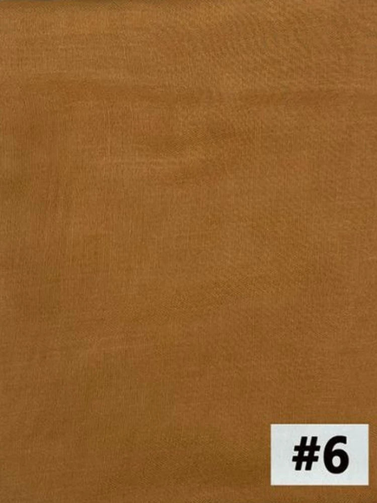Foulard hijab en tissu marron solide avec texture.