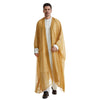 Ein Mann trägt einen eleganten goldbeige Jubba Kaftan über ein weißes Outfit.