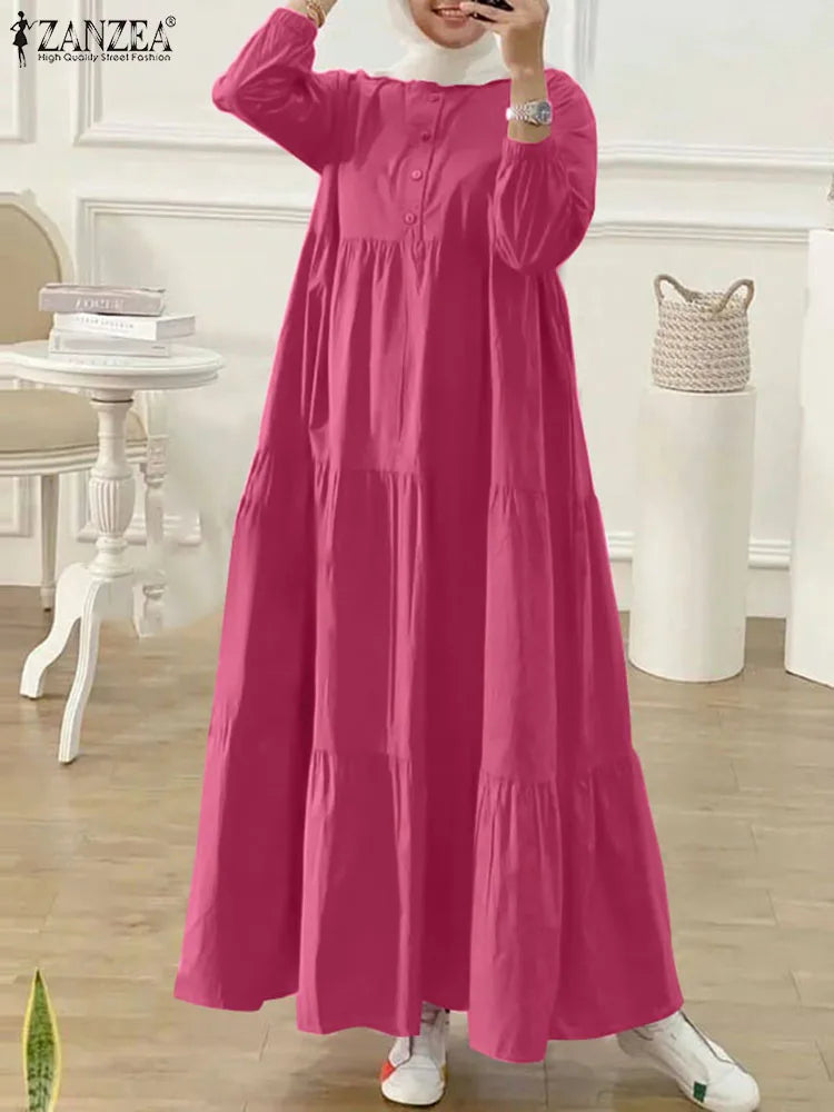 Eine Frau trägt ein langes, pinkes muslimisches Abaya Kaftan-Kleid mit hohem Kragen und gerafftem Stoff.