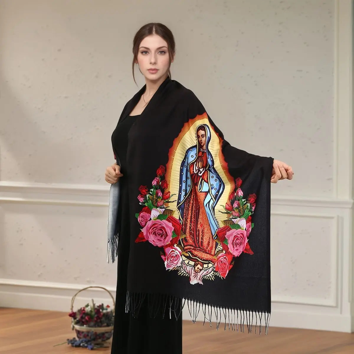 Una mujer modela una bufanda personalizada impresa en negro con una imagen de la Virgen María de Guadalupe.