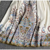 Fließendes weißes Maxi-Kleid mit aufwendiger blau-brauner Blumen-Spitzenstickerei.