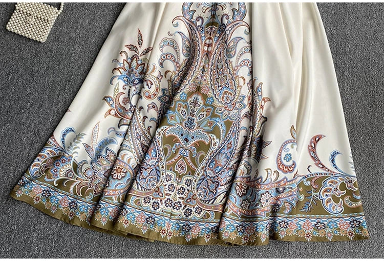 Fließendes weißes Maxi-Kleid mit aufwendiger blau-brauner Blumen-Spitzenstickerei.