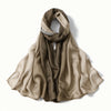 Foulard hijab drapé et fluide en modal rayon dégradé couleur taupe chaude.