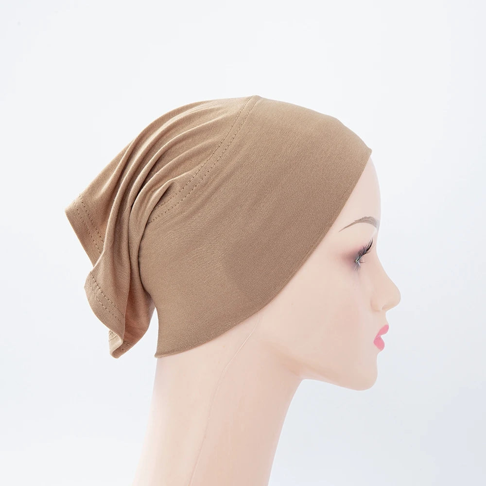 Beige Bambus-Jersey-Turban-Cap auf einem Mannequin-Kopf.