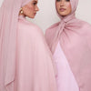 Deux femmes portant des foulards modaux roses, vues de profil