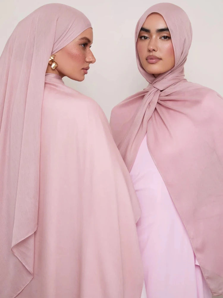 Deux femmes portant des foulards modaux roses, vues de profil