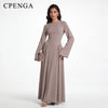 Una modelo vistiendo una elegante abaya de manga larga en color topo tenue.