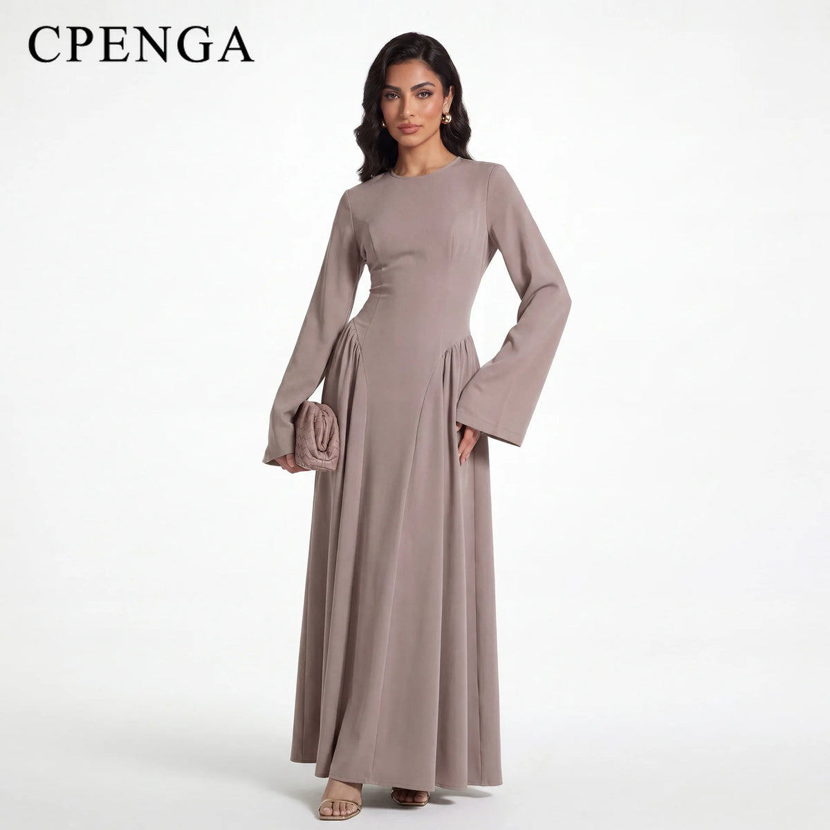 Una modelo vistiendo una elegante abaya de manga larga en color topo tenue.