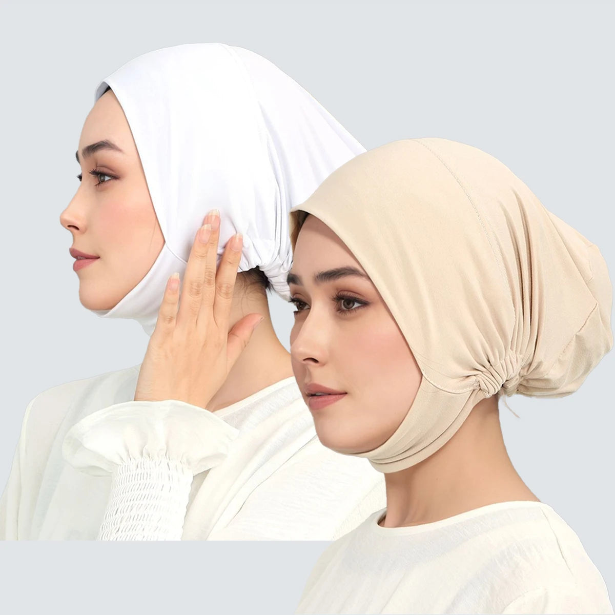 Femme portant un foulard beige uni et des vêtements blancs, vue de profil.
