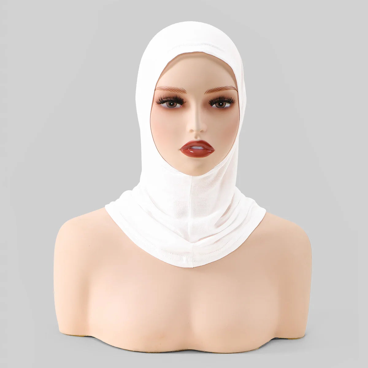 Weißer Instant-Turban-Hijab-Untercap-Bonnet auf einem Mannequin-Kopf.