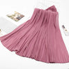Fließender, staubrosa Crinkle-Chiffon-Hijab-Schal auf weißem Untergrund.