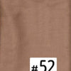 Gros plan sur un foulard modal marron uni avec le numéro 52 imprimé.