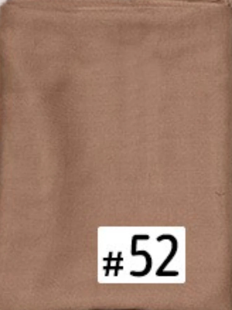 Gros plan sur un foulard modal marron uni avec le numéro 52 imprimé.