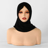 Une femme portant un élégant foulard-hijab triangle noir.