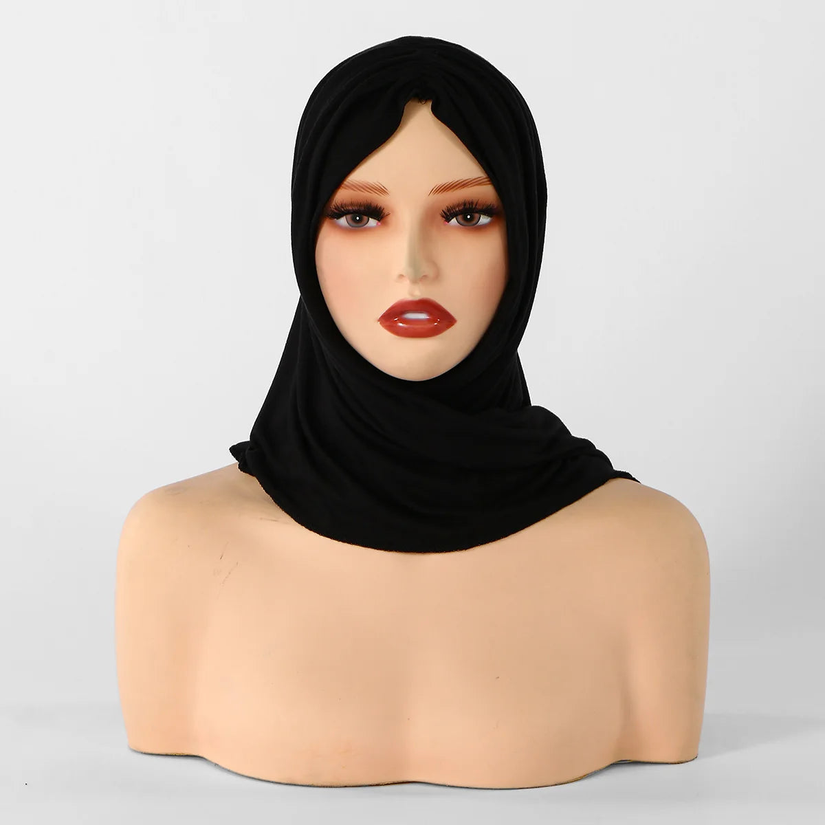 Une femme portant un élégant foulard-hijab triangle noir.