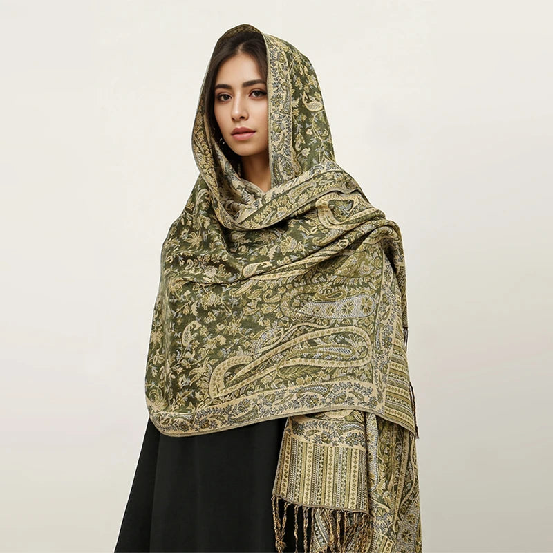 Una mujer vistiendo un lujoso pañuelo hijab pashmina en estampado floral verde oliva y dorado.