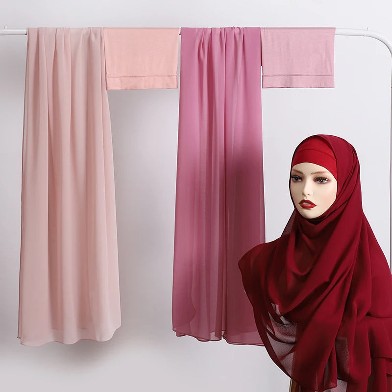 Zwei-teiliges Chiffon-Hijab-Set in Rosa und Magenta, aufgehängt.