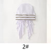Drei Varianten eines eleganten goldenen Streifen-Elastband-Hijab-Schals in Schwarz, Weiß und Beige.