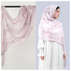 Eine Frau trägt einen rosa Aquarell-Ombré-bedruckten Reiz-Hijabschal aus Rayon-Modal mit weißen Ärmeln und einem weißen Kleid