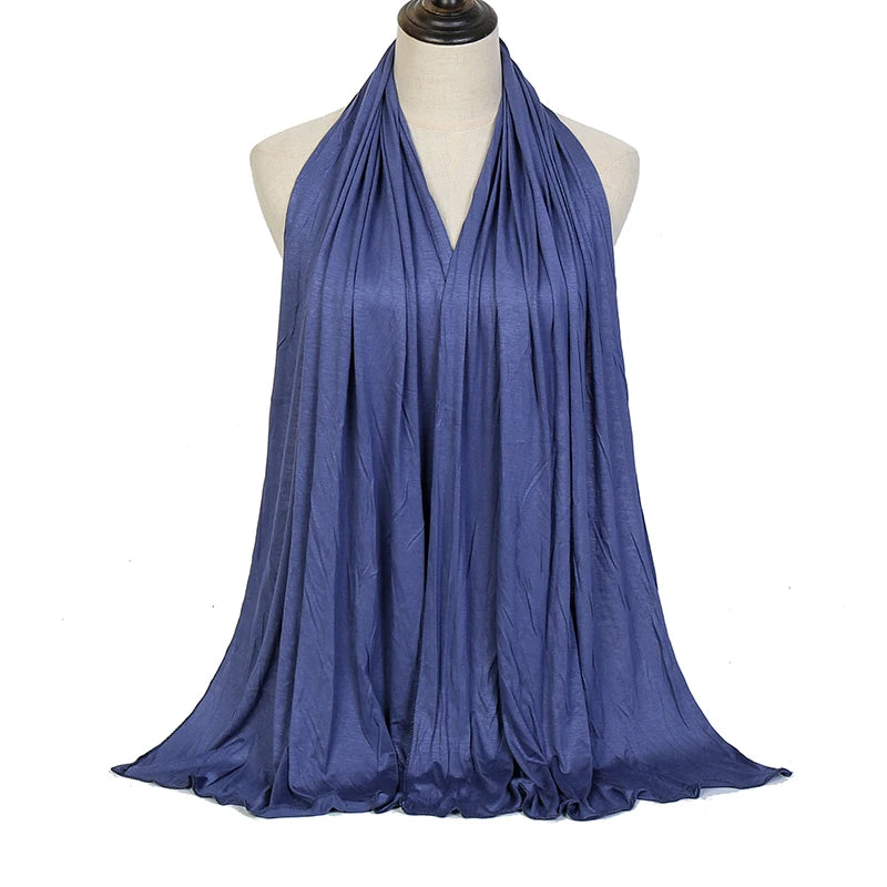 Tiefblaue Premium-Modaltücher-Hijab-Schal, drapiert um den Hals eines Mannequins.