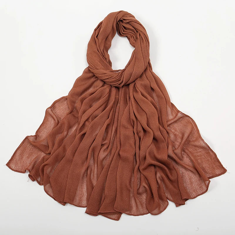 Étole foulard en rayon froissé de couleur rouille pour femmes.