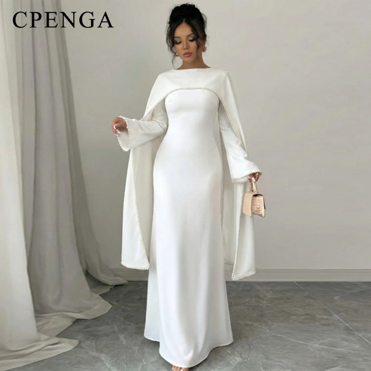 Eine Frau trägt ein elegantes, weißes, bescheidenes Abaya-Kleid mit fließender Übermantel.