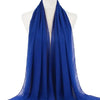 Ein königsblaues Chiffon-Hijab-Schal, um den Hals einer Mannequin drapiert.
