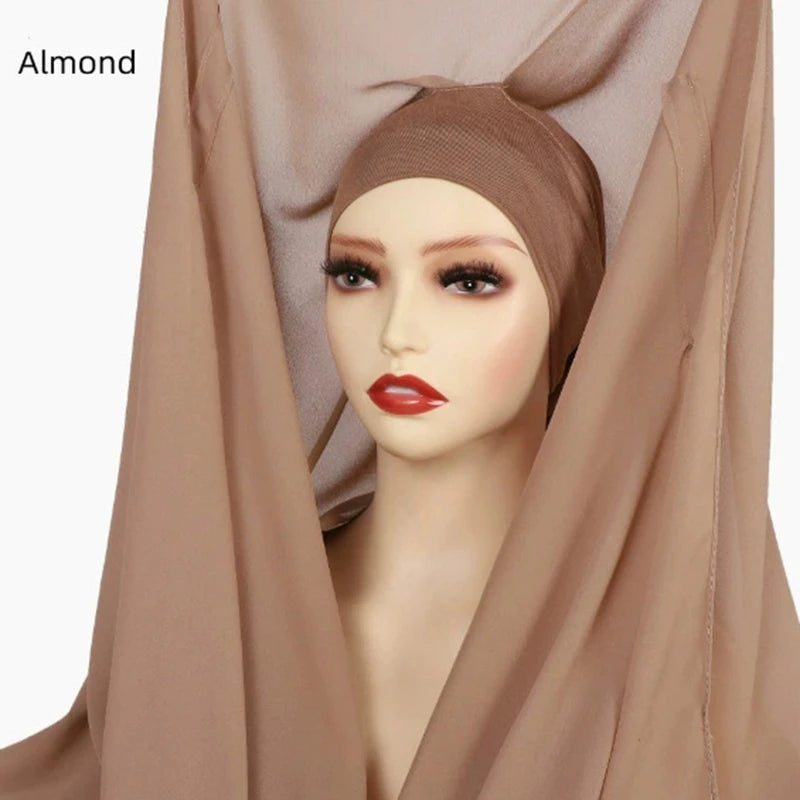 Model trägt einen beigen Chiffon-Instant-Hijab mit integrierten Magneten.