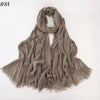 Foulard hijab viscose de couleur taupe doux, drapé et plié sur fond blanc.