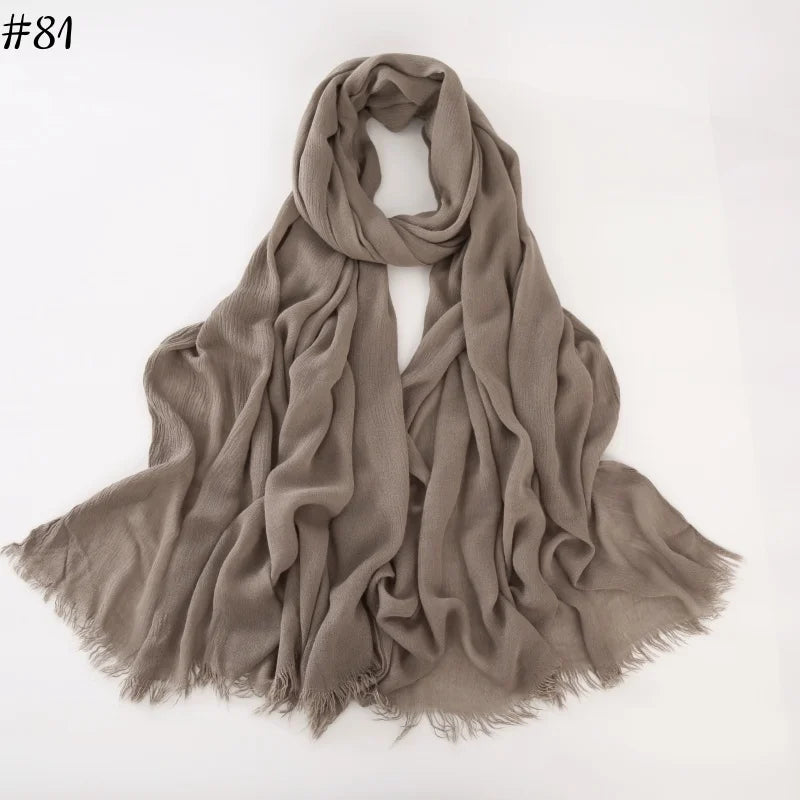 Foulard hijab viscose de couleur taupe doux, drapé et plié sur fond blanc.