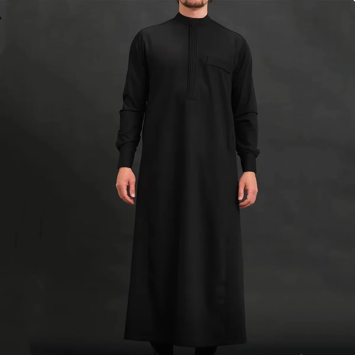 Robe musulmane noire pour homme avec broderie rétro, vue de face.