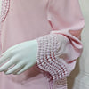 Vestido caftán rosa maxi con delicados detalles de encaje de ganchillo en el puño de la manga.