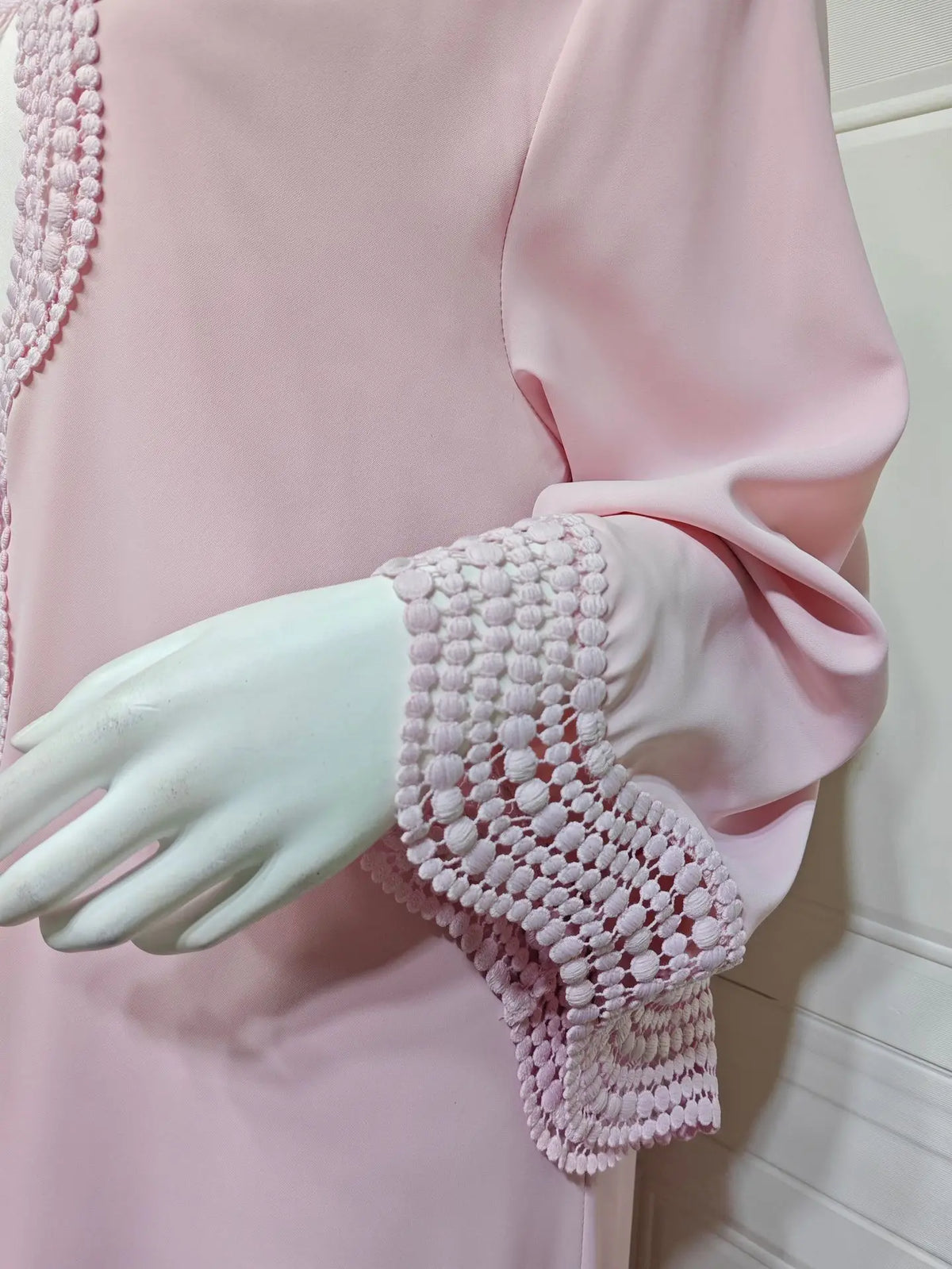 Vestido caftán rosa maxi con delicados detalles de encaje de ganchillo en el puño de la manga.