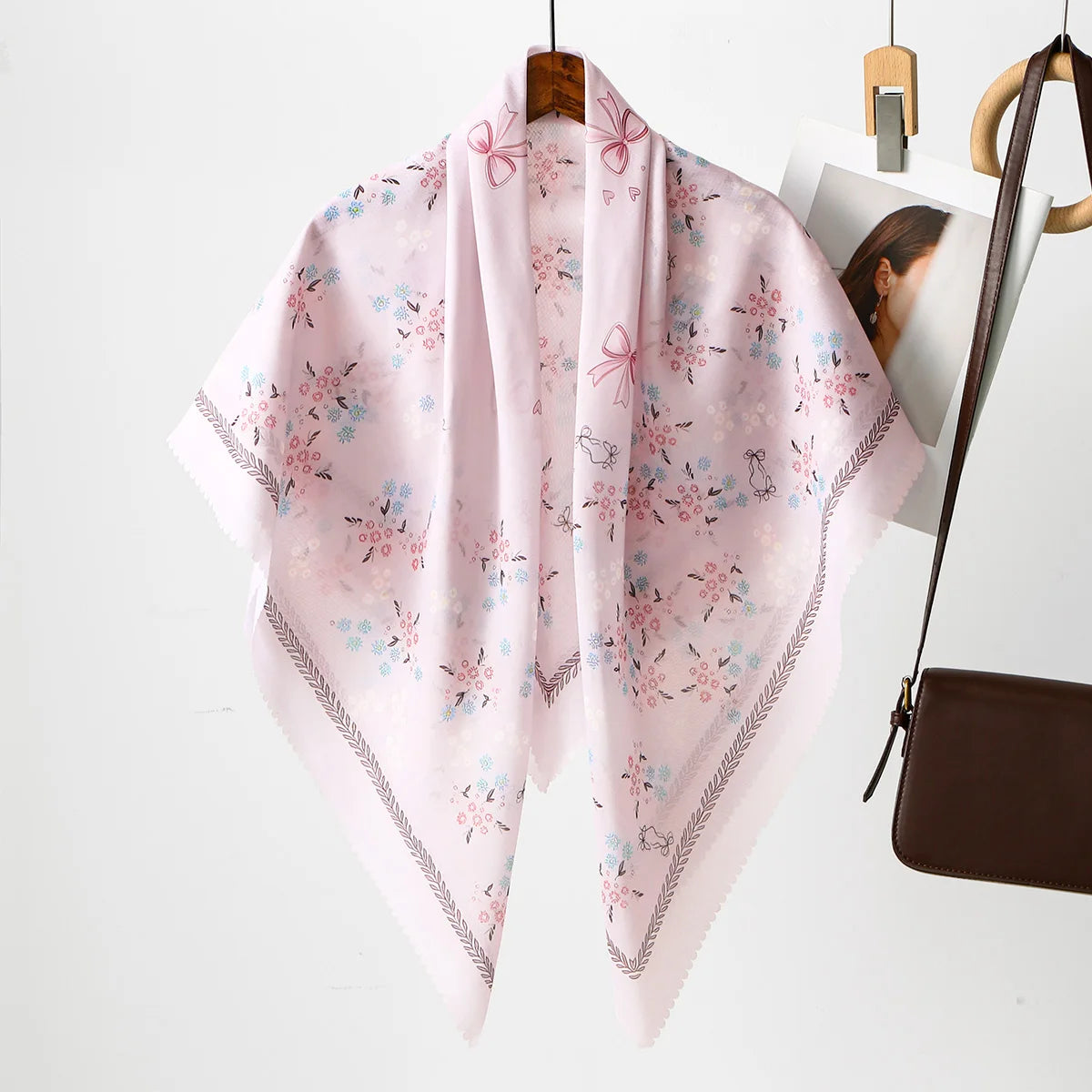 Rosa Blumen-Quadrat-Hijab-Schal auf einem Haken