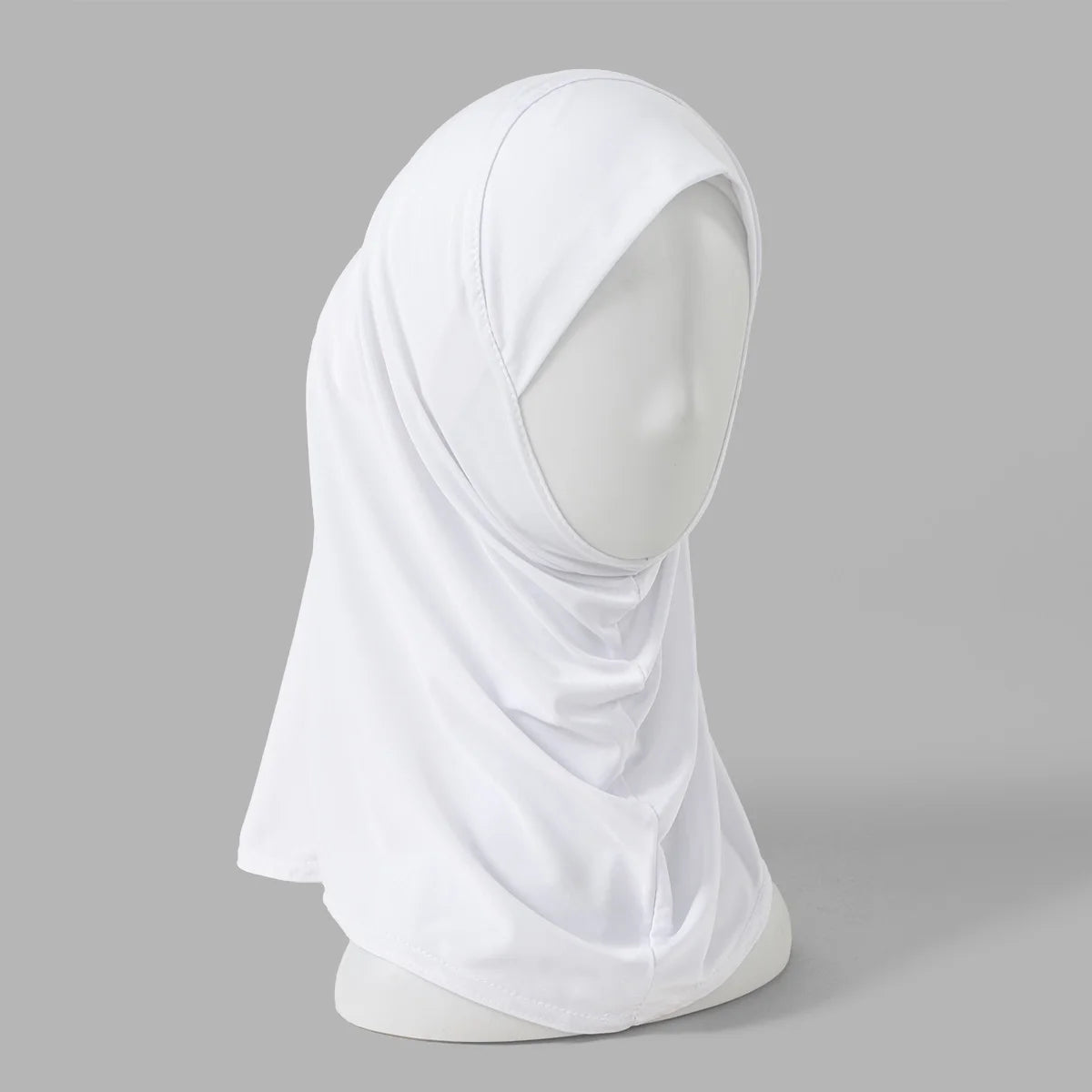 Weißer Instant-Baumwoll-Modal-Hijab-Tuch auf einem Mannequin.